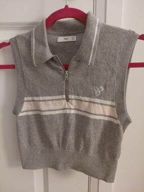 Tna Sleeveless Zip Polo Sweater Vest in Gray, Cream, Pink